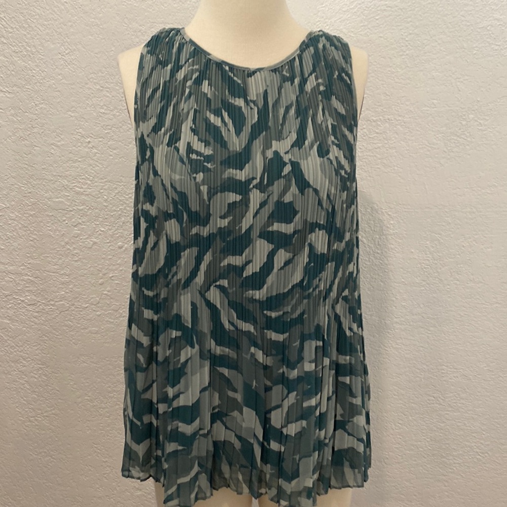 Halogen
Women's Sleeveless Pleated Georgette Top